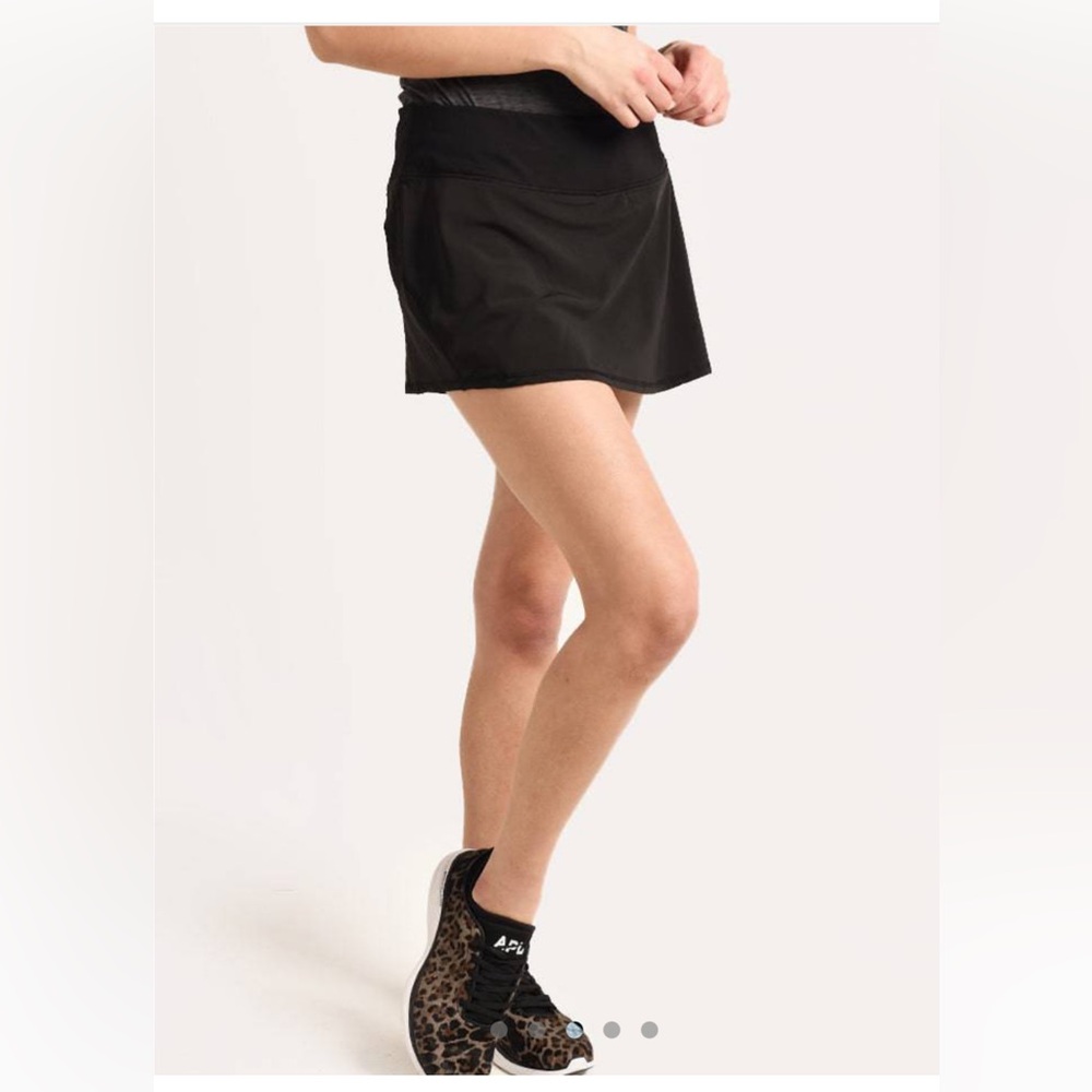 Vuori Revolve Performance Skirt - EUC - black / size small